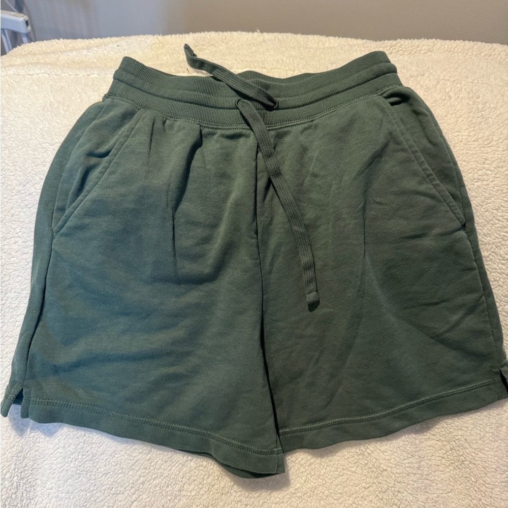 Sporty loose shorts